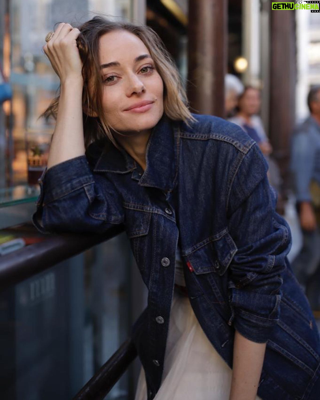 Mirella Granucci - 649 Likes - Vuelvo a Madrid, al aire latino de Europa. Miro de reojo mi reflejo en la fachada de una tienda de dulces Ɣrabes. Mi cuerpo estƔ relajado y mi paso, seguro.
La fuerza en la voz de la cajera del supermercado ya no me intimida. Tengo una marca favorita de hummus, doblo en mi calle sin necesidad de mirar el mapa y ayer, el chico del cafĆ© me dijo ālo de siempreā para hablar de mi tostada clĆ”sica y flat white con leche vegetal.
Vuelvo a la misma ciudad, al mismo barrio para verme otra. Es hora de tomar un vuelo para visitar la antigua vida vistiendo este nuevo cuerpo.
#fragmentosdelaverdad
