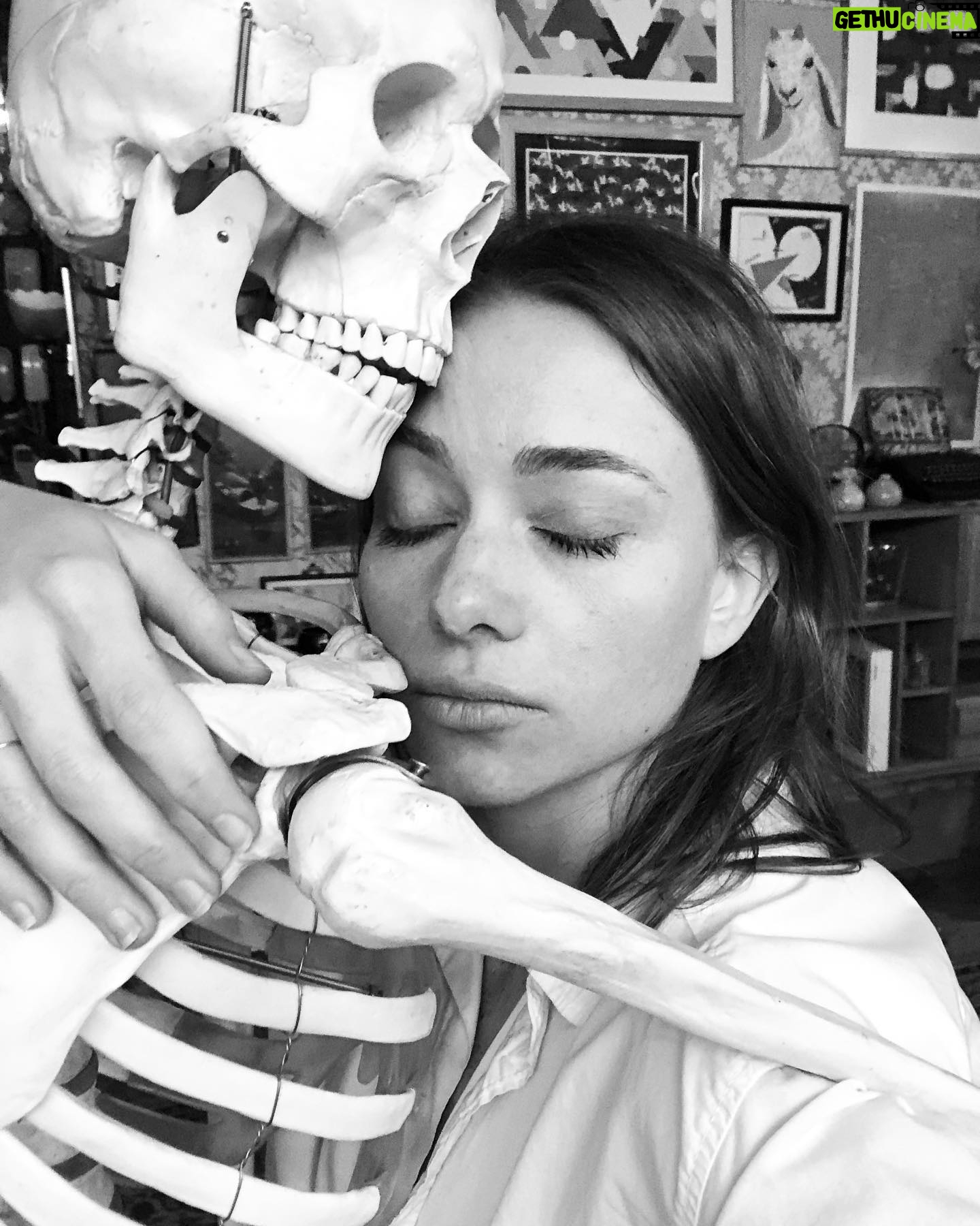 Mirella Granucci - 144 Likes - Uno no encuentra el amor buscƔndolo. Uno es amor cuando se le olvida buscar.