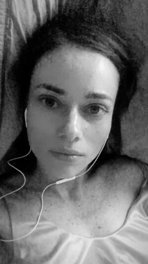 Mirella Granucci Instagram - Hago muecas para no llorar. Llorar ahora sería aceptar la derrota y no puedo hacerlo. No ahora. No tan pronto. No mientras veo cómo la ciudad se quema y la vida ajena es triste.