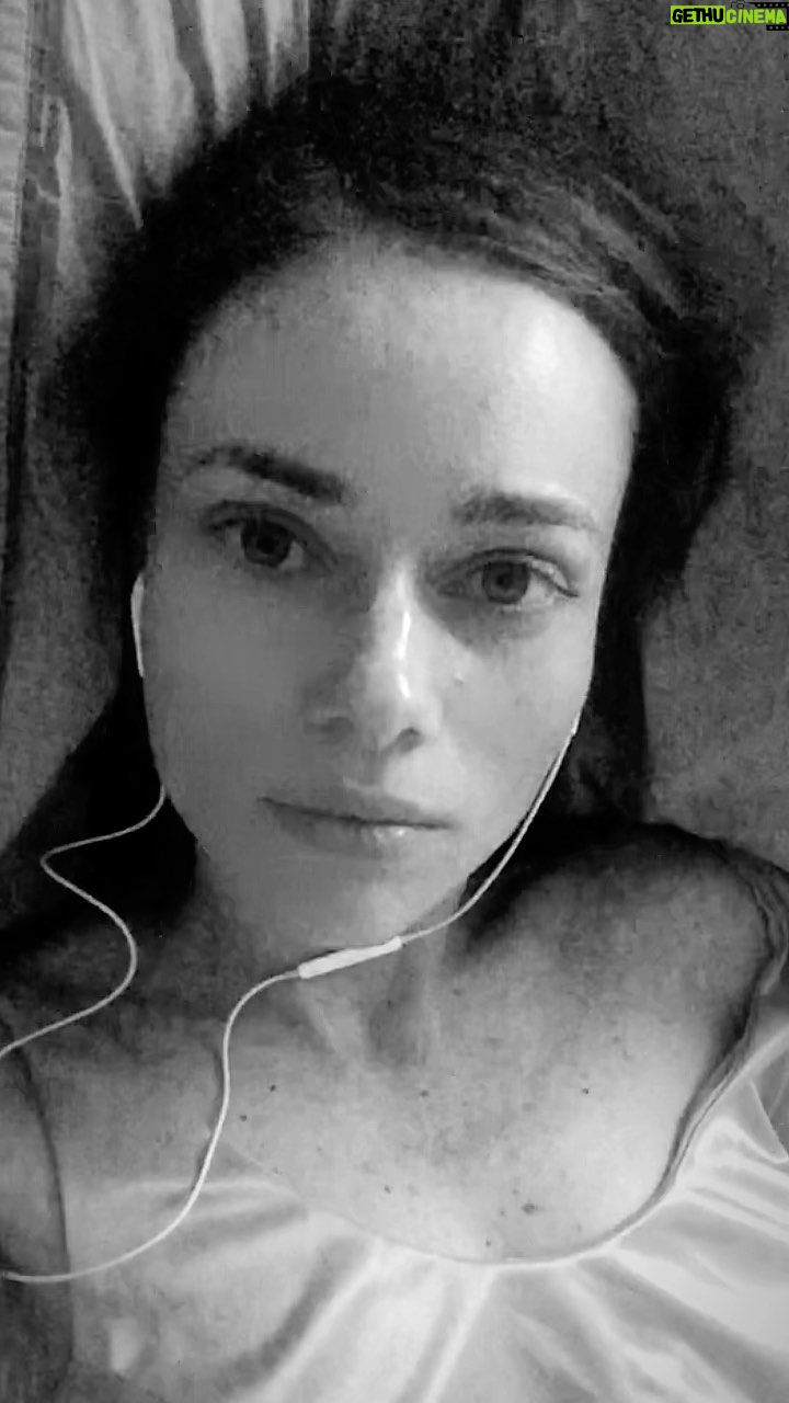 Mirella Granucci - 317 Likes - Hago muecas para no llorar. Llorar ahora serĆa aceptar la derrota y no puedo hacerlo. No ahora. No tan pronto. No mientras veo cómo la ciudad se quema y la vida ajena es triste.