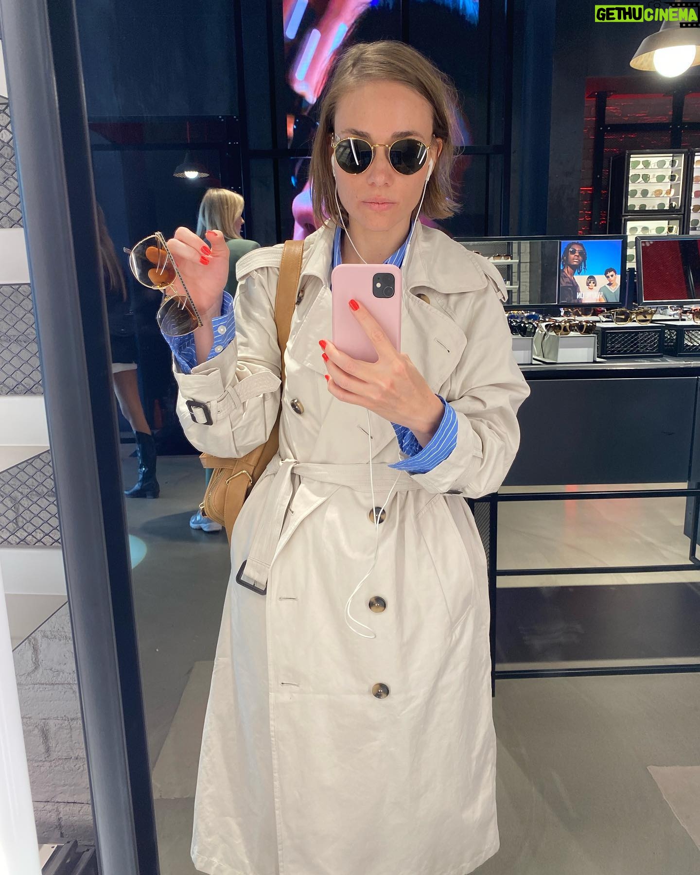 Mirella Granucci - 649 Likes - Vuelvo a Madrid, al aire latino de Europa. Miro de reojo mi reflejo en la fachada de una tienda de dulces Ɣrabes. Mi cuerpo estƔ relajado y mi paso, seguro.
La fuerza en la voz de la cajera del supermercado ya no me intimida. Tengo una marca favorita de hummus, doblo en mi calle sin necesidad de mirar el mapa y ayer, el chico del cafĆ© me dijo ālo de siempreā para hablar de mi tostada clĆ”sica y flat white con leche vegetal.
Vuelvo a la misma ciudad, al mismo barrio para verme otra. Es hora de tomar un vuelo para visitar la antigua vida vistiendo este nuevo cuerpo.
#fragmentosdelaverdad
