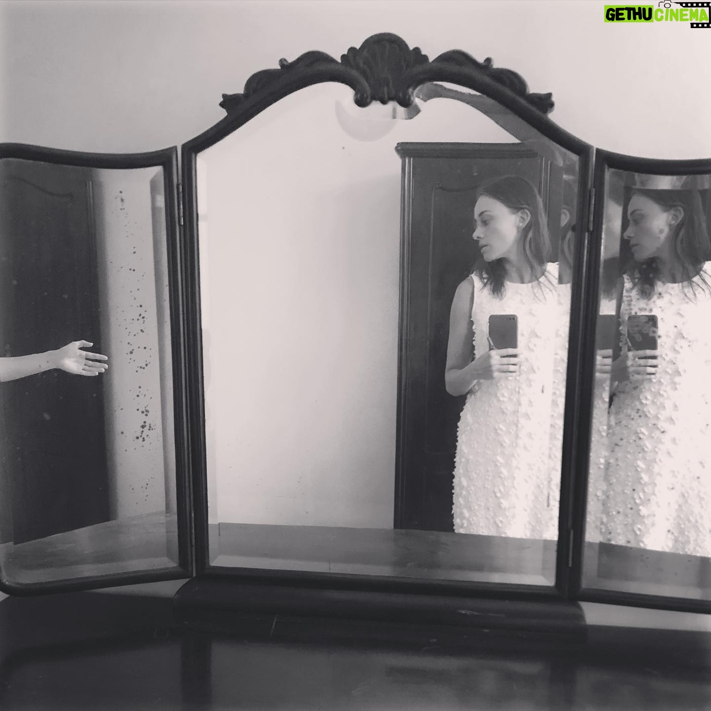 Mirella Granucci - 176 Likes - Tomas mi tiempo. Tomas mi espacio. Tomas mi amor. Y luego, te vas, como alguien que se prometió ser honesto, pero fue sólo un cobarde.