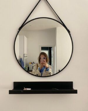 Mirella Granucci Instagram - Vuelvo a Madrid, al aire latino de Europa. Miro de reojo mi reflejo en la fachada de una tienda de dulces árabes. Mi cuerpo está relajado y mi paso, seguro.
La fuerza en la voz de la cajera del supermercado ya no me intimida. Tengo una marca favorita de hummus, doblo en mi calle sin necesidad de mirar el mapa y ayer, el chico del café me dijo “lo de siempre” para hablar de mi tostada clásica y flat white con leche vegetal. 
Vuelvo a la misma ciudad, al mismo barrio para verme otra. Es hora de tomar un vuelo para visitar la antigua vida vistiendo este nuevo cuerpo. 
#fragmentosdelaverdad