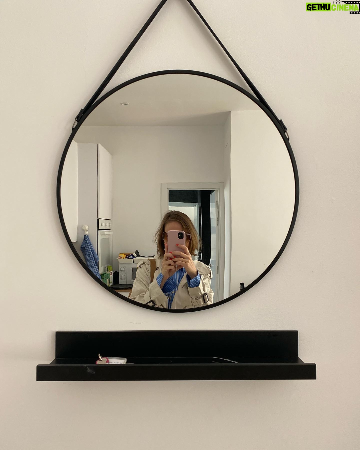 Mirella Granucci - 649 Likes - Vuelvo a Madrid, al aire latino de Europa. Miro de reojo mi reflejo en la fachada de una tienda de dulces Ɣrabes. Mi cuerpo estƔ relajado y mi paso, seguro.
La fuerza en la voz de la cajera del supermercado ya no me intimida. Tengo una marca favorita de hummus, doblo en mi calle sin necesidad de mirar el mapa y ayer, el chico del cafĆ© me dijo ālo de siempreā para hablar de mi tostada clĆ”sica y flat white con leche vegetal.
Vuelvo a la misma ciudad, al mismo barrio para verme otra. Es hora de tomar un vuelo para visitar la antigua vida vistiendo este nuevo cuerpo.
#fragmentosdelaverdad