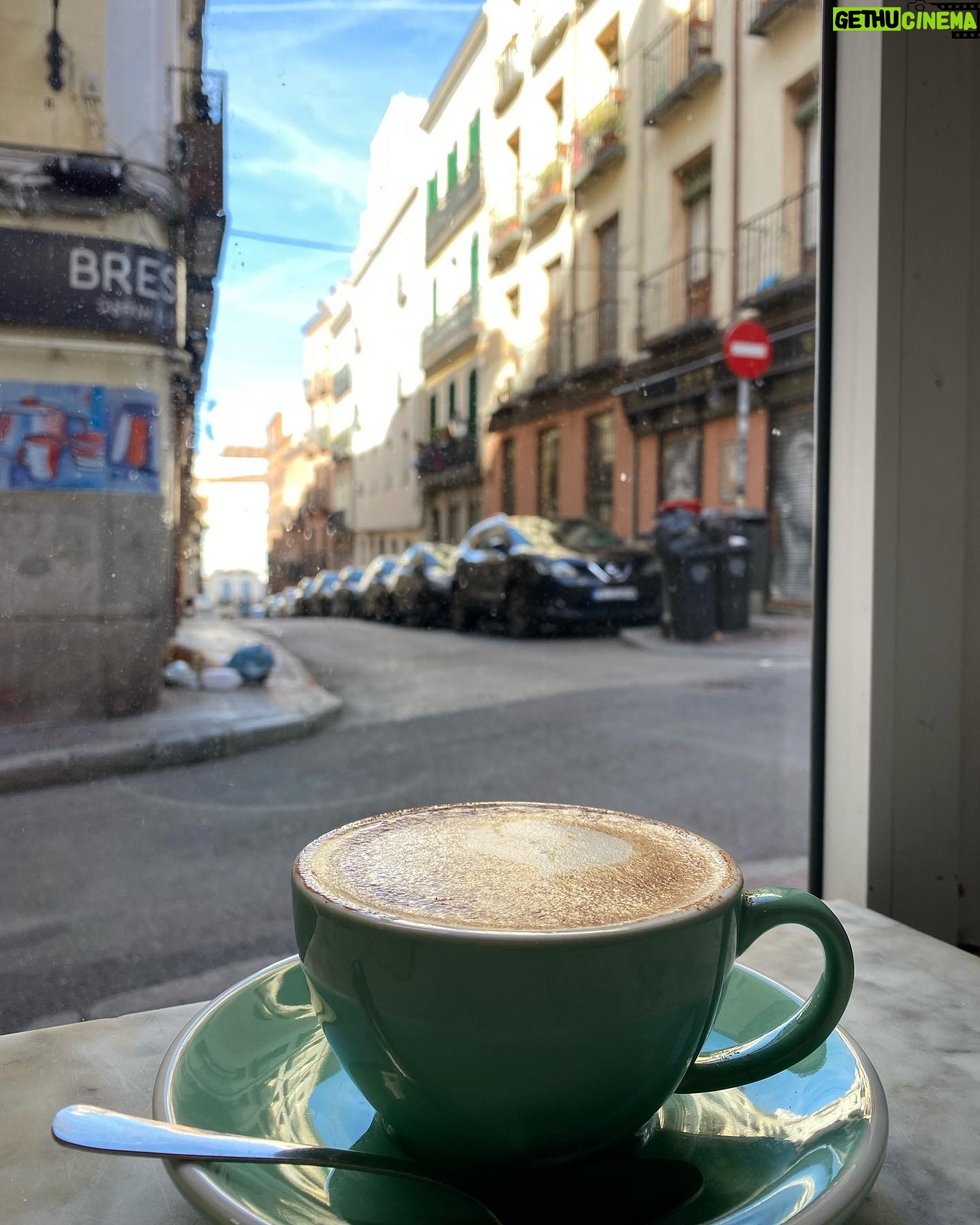 Mirella Granucci - 649 Likes - Vuelvo a Madrid, al aire latino de Europa. Miro de reojo mi reflejo en la fachada de una tienda de dulces Ɣrabes. Mi cuerpo estƔ relajado y mi paso, seguro.
La fuerza en la voz de la cajera del supermercado ya no me intimida. Tengo una marca favorita de hummus, doblo en mi calle sin necesidad de mirar el mapa y ayer, el chico del cafĆ© me dijo ālo de siempreā para hablar de mi tostada clĆ”sica y flat white con leche vegetal.
Vuelvo a la misma ciudad, al mismo barrio para verme otra. Es hora de tomar un vuelo para visitar la antigua vida vistiendo este nuevo cuerpo.
#fragmentosdelaverdad