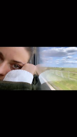 Mirella Granucci Instagram - ELLA: No sé volver. No sé ser aquella que daba la pelea sin cansancio... Que moría disparando por decir una verdad impopular. No sé volver sin estar con él... Sin contar con su refugio. Ya no sé ser aquella que fui. 
ELLE: Entonces, sé otra. 
#dialogosdepeliculasquenoexisten