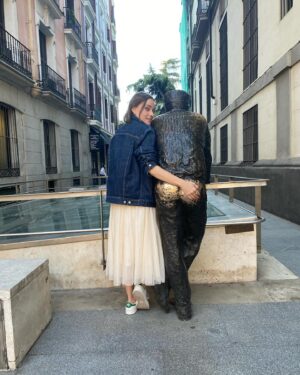 Mirella Granucci Instagram - No pido mucho, no necesito mucho. Soy feliz solita. Tengo amor de amigas y todas las risas de mis sobrinas. Tengo mi casa, mi cama y mis manías. Tal vez me falte el perro y la planta. Pero no mucho más. No quiero un gran amor. Ya no. Me siento vieja para sufrir. Mis arrugas no necesitan más lágrimas. Pero si me llegaras a preguntar que quiero de ti es eso: que me agarres la mano, el corazón y el culo. #cuentoscortos #nopidomucho