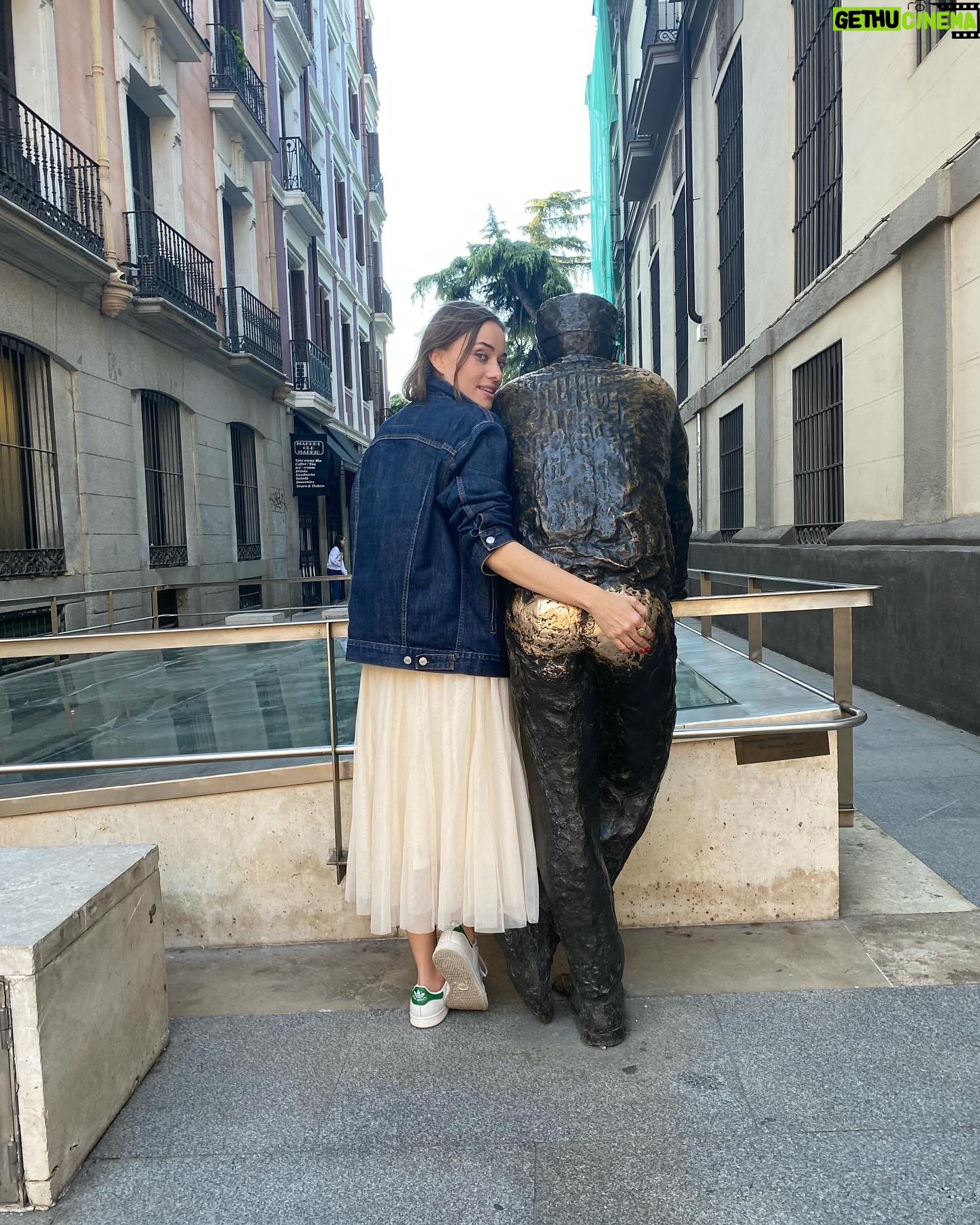 Mirella Granucci - 482 Likes - No pido mucho, no necesito mucho. Soy feliz solita. Tengo amor de amigas y todas las risas de mis sobrinas. Tengo mi casa, mi cama y mis manĆas. Tal vez me falte el perro y la planta. Pero no mucho mĆ”s. No quiero un gran amor. Ya no. Me siento vieja para sufrir. Mis arrugas no necesitan mĆ”s lĆ”grimas. Pero si me llegaras a preguntar que quiero de ti es eso: que me agarres la mano, el corazón y el culo. #cuentoscortos #nopidomucho
