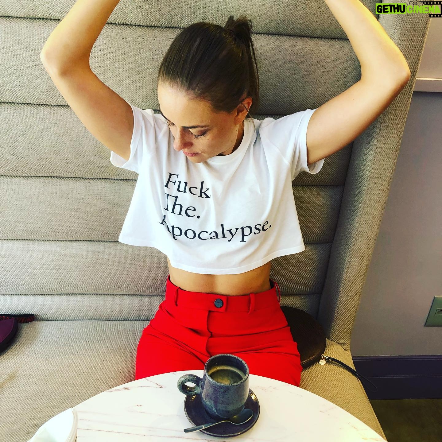 Mirella Granucci - 299 Likes - La tranquilidad siempre encuentra el camino de vuelta a la casa. #fucktheapocalypse