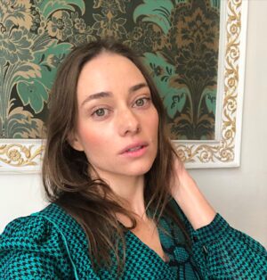 Mirella Granucci Instagram - ELLE: Te veo bien. ELLA: Ando desenamorada. ELLE: ¿Y cómo es eso? ELLA: Hay deseo sin objeto. Hay momentos brillantes sin ganas de apego. Hay el disco completo, no una canción en repeat. No hay espera. Ni expectativa. Ni duda. Solo vida, mucha vida que avanza. Con paso firme. Sin turbulencia. No hay emociones intensas. Y más que un corazón que late fuerte, tengo aquí un corazón ligero. #dialogosdepeliculasquenoexisten
