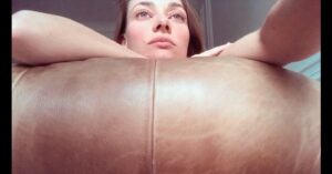 Mirella Granucci Instagram - Soy una fisura en tu vida. Una fisura que ocurre sin explicación, que rompe una estructura tan sólida y protegida, que cuesta entender cómo pasó. Pero pasó, en el preciso instante en que ni los dioses ni los chinos nos ponían atención. 

Llego como un remolino de imágenes privadas. Te hago un monólogo unipersonal en que te sorprendes con tu propia risa y descansas de escuchar tu propia voz. 
Te hago reír enseñándote todas mis heridas. Aún no me entiendes nada, pero acompañas atento a una mujer en tres actos. Mis ojos son tristes, piensas, y mi boca te hace feliz. 

Entre nosotros, no es necesario decir la verdad, porque las paredes blancas que nos encierran no piden por pasado ni hacen ideas de futuro. Y aún así, agarramos los corazones con las manos y juramos nuestras verdades. Hablamos con poesía escrita por otros sobre nuestra identidad. Tomamos alcohol como si pudiéramos conservar el tiempo. Dormimos juntos como si hubiéramos olvidado cómo es hacerlo solos. 
No alcanzas a quererme, ni yo a ti, porque nos conocemos tan poco. Y tan hondo en este poco. 

Quiero creer que te enamoras de mi, pero sé que es de ti que te enamoras conmigo. Te enamoras de tu libertad olvidada. Te enamoras de las alas que te presto por una noche, porque mañana, familia o enemigos llegarán a encontrarnos nunca. 

Mi nombre enfría en tu boca tan rápido como nuestro vuelo y pronto soy memoria fugaz, casi una fantasía extranjera que se pone amarilla con el tiempo, con el sorbo de ron. Y te olvidas de mí, a cada paso que das. #cuentoscortos #unamentirabiencontadaestambienunahistoriadeamor