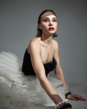 Mirella Granucci Instagram - Descubrir otras versiones de uno mismo es un respiro y una emoción. Gracias @casa_emma  @gabrielafeliu.mua @lamujerbarbuda.cl por este proceso hermoso.