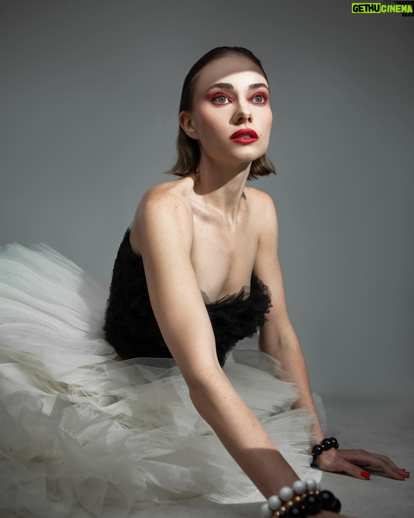 Mirella Granucci - 619 Likes - Descubrir otras versiones de uno mismo es un respiro y una emoción. Gracias @casa_emma @gabrielafeliu.mua @lamujerbarbuda.cl por este proceso hermoso.