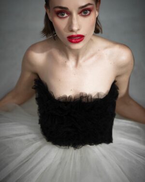 Mirella Granucci Instagram - Descubrir otras versiones de uno mismo es un respiro y una emoción. Gracias @casa_emma  @gabrielafeliu.mua @lamujerbarbuda.cl por este proceso hermoso.