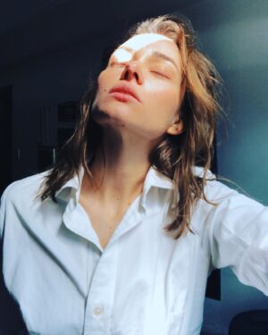 Mirella Granucci Instagram - Así fue cuando llegué a mi departamento en Santiago. Todo parado en el tiempo. Todo muerto y cubierto de colores vivos.  Todo igual y todo completamente alejado de mí. 
El hilo por el cual colgaba mis certezas se había convertido en ceniza. 
Nada estaba. Nada era. Ni yo.