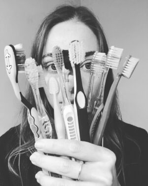 Mirella Granucci Instagram - Distintas personalidades, que a cada noche cepillan sus dientes y descansan sus bocas frescas en el mismo amante.