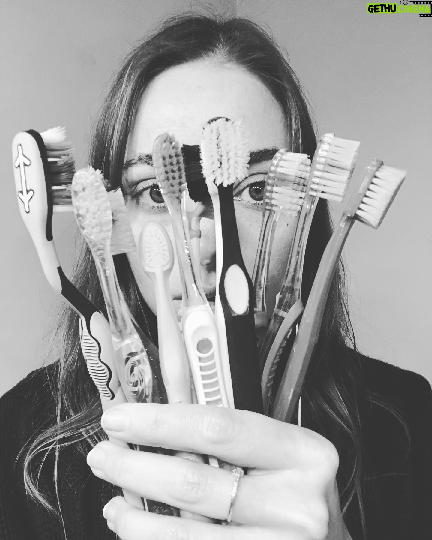 Mirella Granucci - 158 Likes - Distintas personalidades, que a cada noche cepillan sus dientes y descansan sus bocas frescas en el mismo amante.