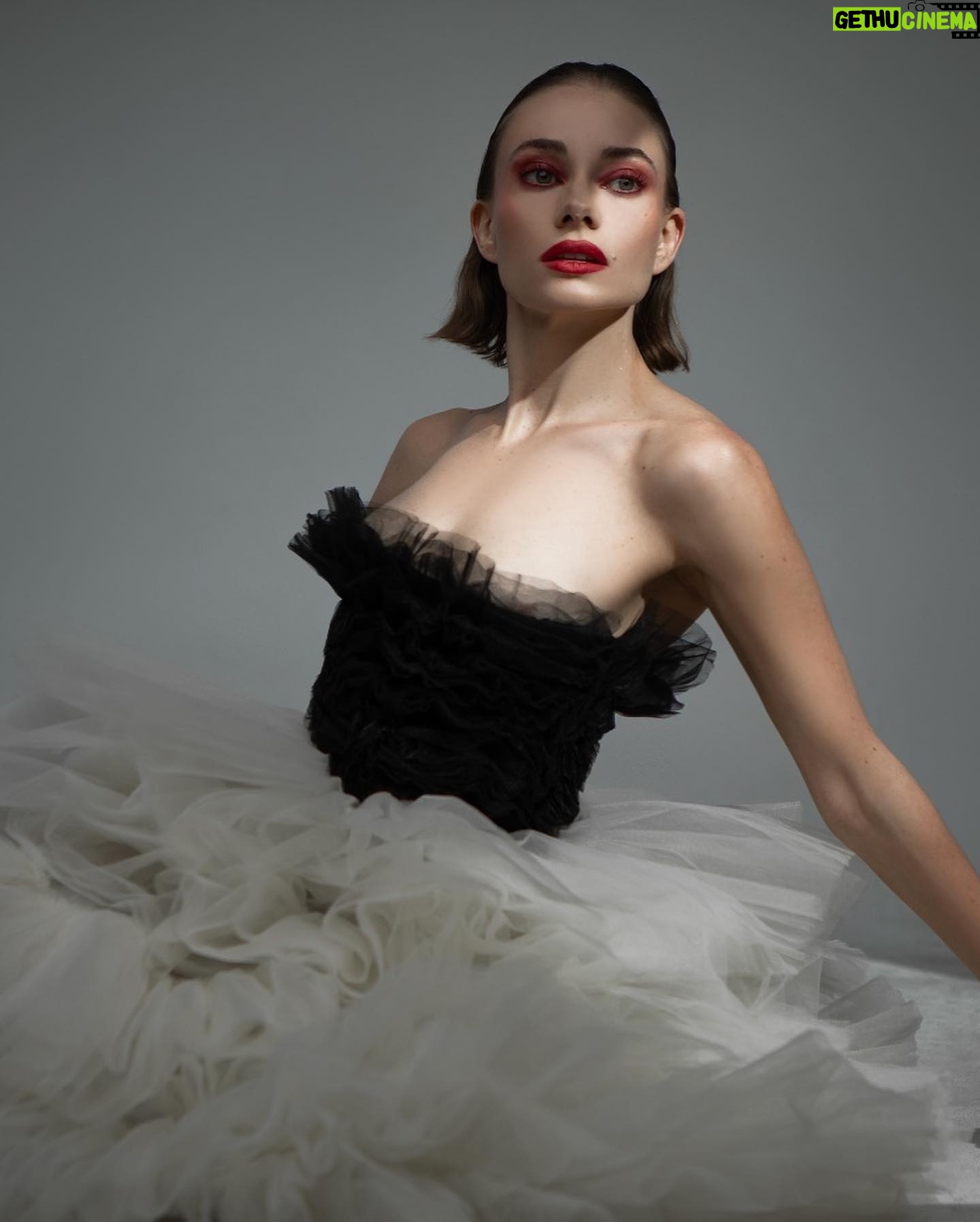 Mirella Granucci - 619 Likes - Descubrir otras versiones de uno mismo es un respiro y una emoción. Gracias @casa_emma @gabrielafeliu.mua @lamujerbarbuda.cl por este proceso hermoso.