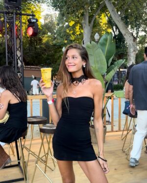 Miri Pérez-Cabrero Instagram - Rodeada de tanta gente bonita y en este planazo volver a la normalidad se hace mucho más fácil 🐡🍎🥐❤️💘❤️‍🔥💔🌞!!!! #diary