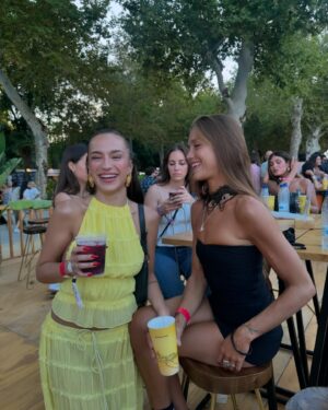 Miri Pérez-Cabrero Instagram - Rodeada de tanta gente bonita y en este planazo volver a la normalidad se hace mucho más fácil 🐡🍎🥐❤️💘❤️‍🔥💔🌞!!!! #diary