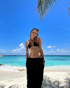 Miriam Martín Instagram - 🧜🏼‍♀️ 🖤