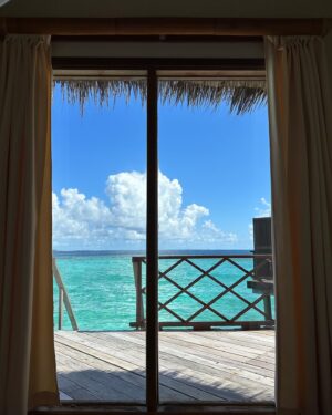 Miriam Martín Instagram - recap maldivas I 🐠🎣💙🦈
1. mis vistas desde la cama 
2. almuerzo 11:30 
3. 🐠🤿 
4. nuestras water villas 🏠
5. aquí hay solo mini 🍌 
6. piquitos ❤️ 
7. cumpliendo uno de mis mayores sueños 
8. 🦎 juancho 
9. pero en mini jijiji 
10. maldivas debajo del agua