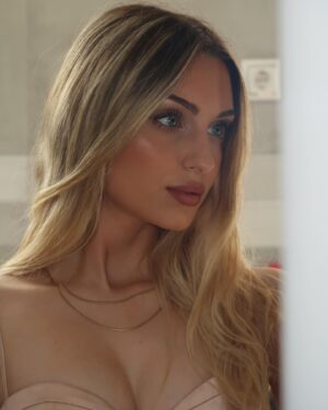 Miriam Martín Instagram - i got my eyes on you