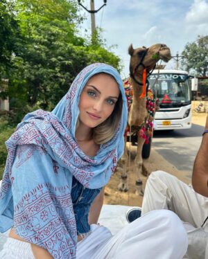 Miriam Martín Instagram - la india I 🇮🇳🐒 🍵 
1. 🐫
2. Estuvimos visitando un pueblo y una familia nos invitó a tomar el té 🫖 
3. solo me gustó a mi :) 
4. tengo mil fotos de peques ya que les encantaba hacerse fotos 🫶🏻 
5. el primer templo que visitamos. Jama Masjid 
6. para entrar nos pusieron una túnica a las chicas 
7. en mitad de la excursión nos encontramos a estos 🐒 y obviamente les tuve que dar 🍌 
8. 🕌
9. así son las calles de la india