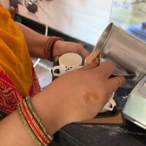 Miriam Martín Instagram - la india I 🇮🇳🐒 🍵 
1. 🐫
2. Estuvimos visitando un pueblo y una familia nos invitó a tomar el té 🫖 
3. solo me gustó a mi :) 
4. tengo mil fotos de peques ya que les encantaba hacerse fotos 🫶🏻 
5. el primer templo que visitamos. Jama Masjid 
6. para entrar nos pusieron una túnica a las chicas 
7. en mitad de la excursión nos encontramos a estos 🐒 y obviamente les tuve que dar 🍌 
8. 🕌
9. así son las calles de la india