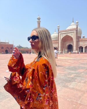 Miriam Martín Instagram - la india I 🇮🇳🐒 🍵 
1. 🐫
2. Estuvimos visitando un pueblo y una familia nos invitó a tomar el té 🫖 
3. solo me gustó a mi :) 
4. tengo mil fotos de peques ya que les encantaba hacerse fotos 🫶🏻 
5. el primer templo que visitamos. Jama Masjid 
6. para entrar nos pusieron una túnica a las chicas 
7. en mitad de la excursión nos encontramos a estos 🐒 y obviamente les tuve que dar 🍌 
8. 🕌
9. así son las calles de la india