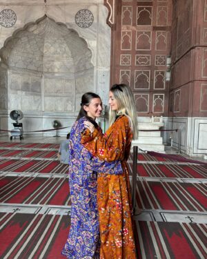 Miriam Martín Instagram - la india I 🇮🇳🐒 🍵 
1. 🐫
2. Estuvimos visitando un pueblo y una familia nos invitó a tomar el té 🫖 
3. solo me gustó a mi :) 
4. tengo mil fotos de peques ya que les encantaba hacerse fotos 🫶🏻 
5. el primer templo que visitamos. Jama Masjid 
6. para entrar nos pusieron una túnica a las chicas 
7. en mitad de la excursión nos encontramos a estos 🐒 y obviamente les tuve que dar 🍌 
8. 🕌
9. así son las calles de la india
