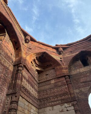Miriam Martín Instagram - la india I 🇮🇳🐒 🍵 
1. 🐫
2. Estuvimos visitando un pueblo y una familia nos invitó a tomar el té 🫖 
3. solo me gustó a mi :) 
4. tengo mil fotos de peques ya que les encantaba hacerse fotos 🫶🏻 
5. el primer templo que visitamos. Jama Masjid 
6. para entrar nos pusieron una túnica a las chicas 
7. en mitad de la excursión nos encontramos a estos 🐒 y obviamente les tuve que dar 🍌 
8. 🕌
9. así son las calles de la india