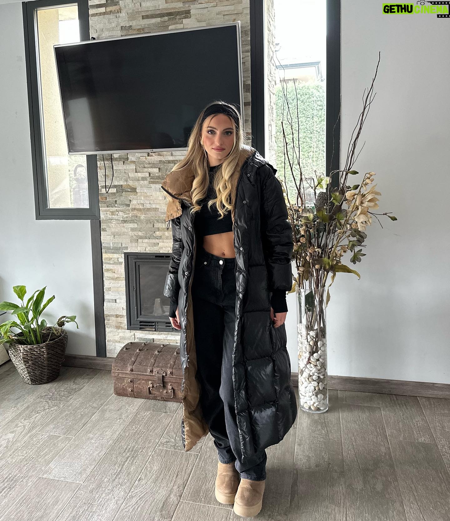 Miriam Martín - 845 Likes - 🤎