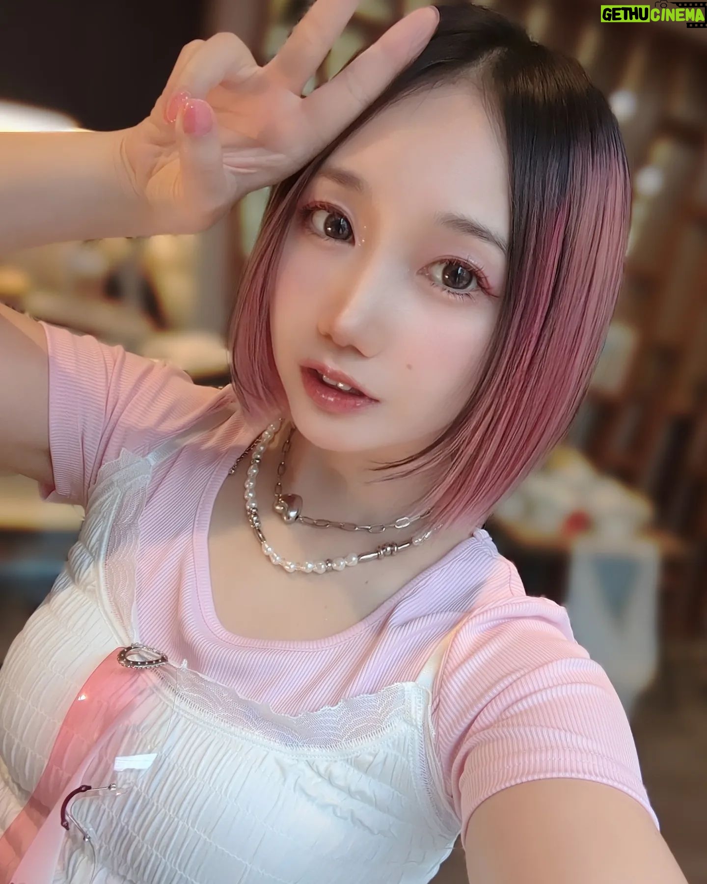 Misako Suzuki - 1.4K Likes - バンもん!ちゃんで撮影でした✌
昨日まなみさんにまつげファッサファッサにしてもらいたてのみさこです✌いえーいヘビクイワシにも負けないまつげ最高✌
6/23神聖かまってちゃんNGフェスに向けてって意味でも身も心も仕上げてゆくーーー✌
どっかしらで何度か言ってる話なんだけれど、私は伊勢物語「筒井筒」って話の中で、神様以外の誰も見ないのに祈るためだけに化粧するって所が好き✌
メンバーはメンバーでそれぞれ色んな想いでライブしてるだろうけど、私は目の前にいる人たちが今この瞬間、あわよくばそっから先の日々も、頼むから全員救われろって勝手に祈りながらライブしてるよ✌
だから、自分が自分なりに心の奥底から爪先や毛先まで一番美しいと思える状態にして、全身全霊かけて音楽で祈れるように準備しながら本番まで向かってゆきますぞー!✌