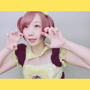 Misako Suzuki Instagram - #バンもんBEST リリイベ期間にミーツェネイルさんに指先をキラキラにしていただきました✨(タグは2枚目へ)

1枚目お写真はポンちゃん衣装回にて💛