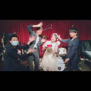 Misako Suzuki Instagram - 今更ながら生誕関連のことなどぽつぽつと🎂

2020のみさたん(みさこ生誕)イベントのテーマは“結婚式”、Happy Marryの意味で『はぴまり』というタイトルでした。

式にご協力下さった方々、配信ライブではございましたがご来場下さった方々は本当にありがとうございました。友人たち(メンバーやマネージャーさんたち)からの結婚祝いビデオレター、面白かったな…あれ、当日まで本当に見ないようにしてました。笑

ファンの人のことが大大大好きなので「あなたと私の結婚式を挙げたい」という気持ちから、諸々の仕様がどんどこ出来上がっていきました。

本当に提出できる婚姻届が付いたグッズや「推しと結婚しました。」と書かれたTシャツを出したり、

ファンタジーではなくなるべくリアルな新婚生活を味わえるフォトブックを作ったり、

コンセプトに沿ってファンのみんなと相談しながら生誕イベントのセトリの一部を決めたり、

ウェディングベールでドラムを叩きお歌を歌わせていただいたりしました。

こだわりを詰めに詰め込まんとする割に、時間がなかなかになかったので、手応えしかないくらい手応えにまみれてましたが、今秋からみさこの配偶者となってくれたファンのみんなが楽しんでくれていた様子が見れたのを大いに含めて、改めてとても楽しかったなあと思ってます。

画像はフォトブックの為にカメラマンのなかむーさんに撮影していただいたお写真（本とは別カットからまた載せたい）と、生誕イベントで協力してくれたみさたんバンドメンバーさん、サプライズでいただいたケーキなど🎂