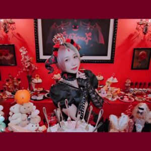 Misako Suzuki Instagram - オープンしたての悪魔カフェ「でびるーぷ」さんのレセプションへ、みゆちぃと先日おじゃましたときのお写🌹

このマジ魔界なお店のプロデュースをされたぴかりん様にもお久しぶりに会えて、めちゃ嬉しいでした…！🌹

#でびるーぷ #秋葉原 #コンカフェ #ぴ様
