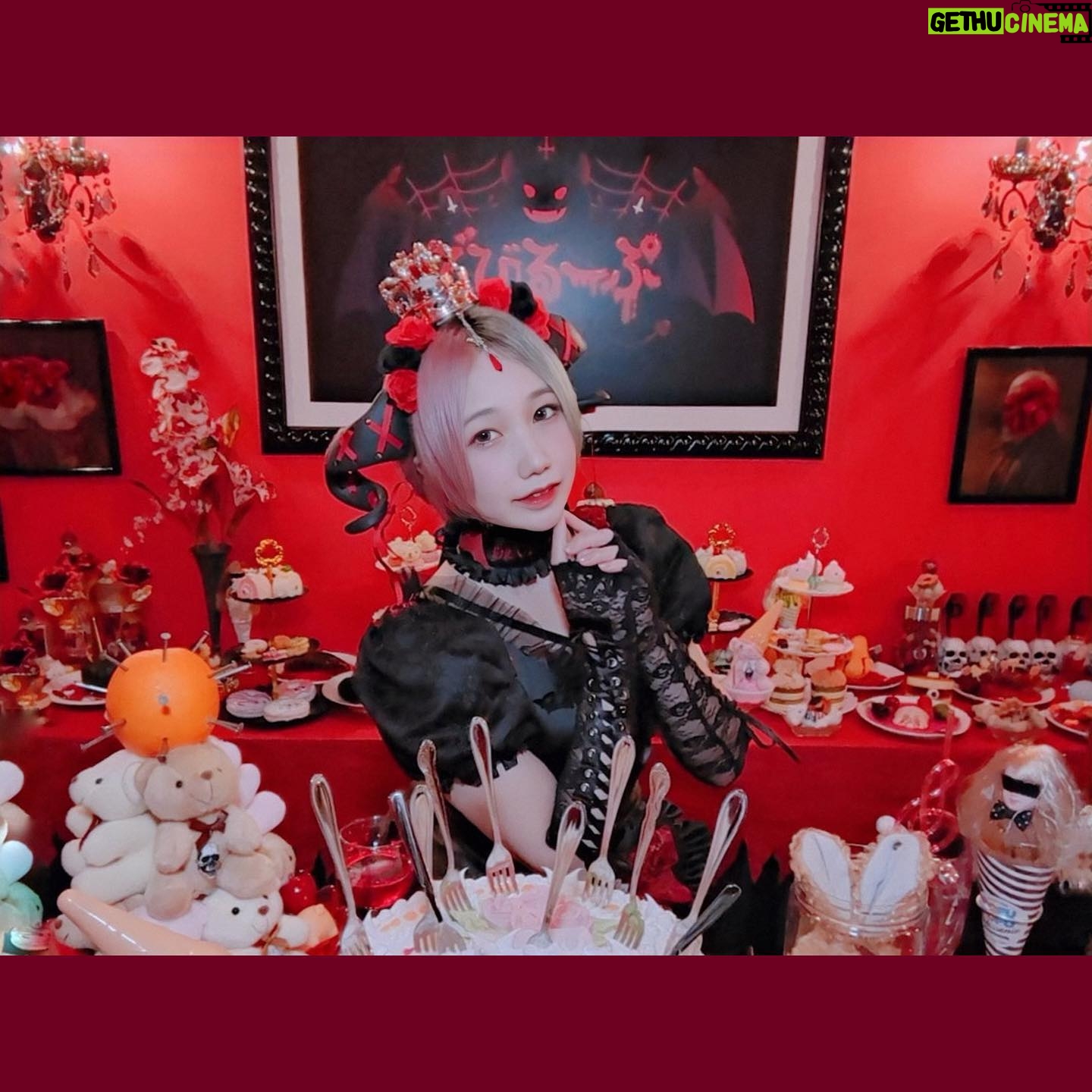 Misako Suzuki - 1.6K Likes - オープンしたての悪魔カフェ「でびるーぷ」さんのレセプションへ、みゆちぃと先日おじゃましたときのお写🌹
このマジ魔界なお店のプロデュースをされたぴかりん様にもお久しぶりに会えて、めちゃ嬉しいでした…!🌹
#でびるーぷ #秋葉原 #コンカフェ #ぴ様