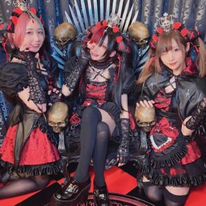 Misako Suzuki Instagram - オープンしたての悪魔カフェ「でびるーぷ」さんのレセプションへ、みゆちぃと先日おじゃましたときのお写🌹

このマジ魔界なお店のプロデュースをされたぴかりん様にもお久しぶりに会えて、めちゃ嬉しいでした…！🌹

#でびるーぷ #秋葉原 #コンカフェ #ぴ様