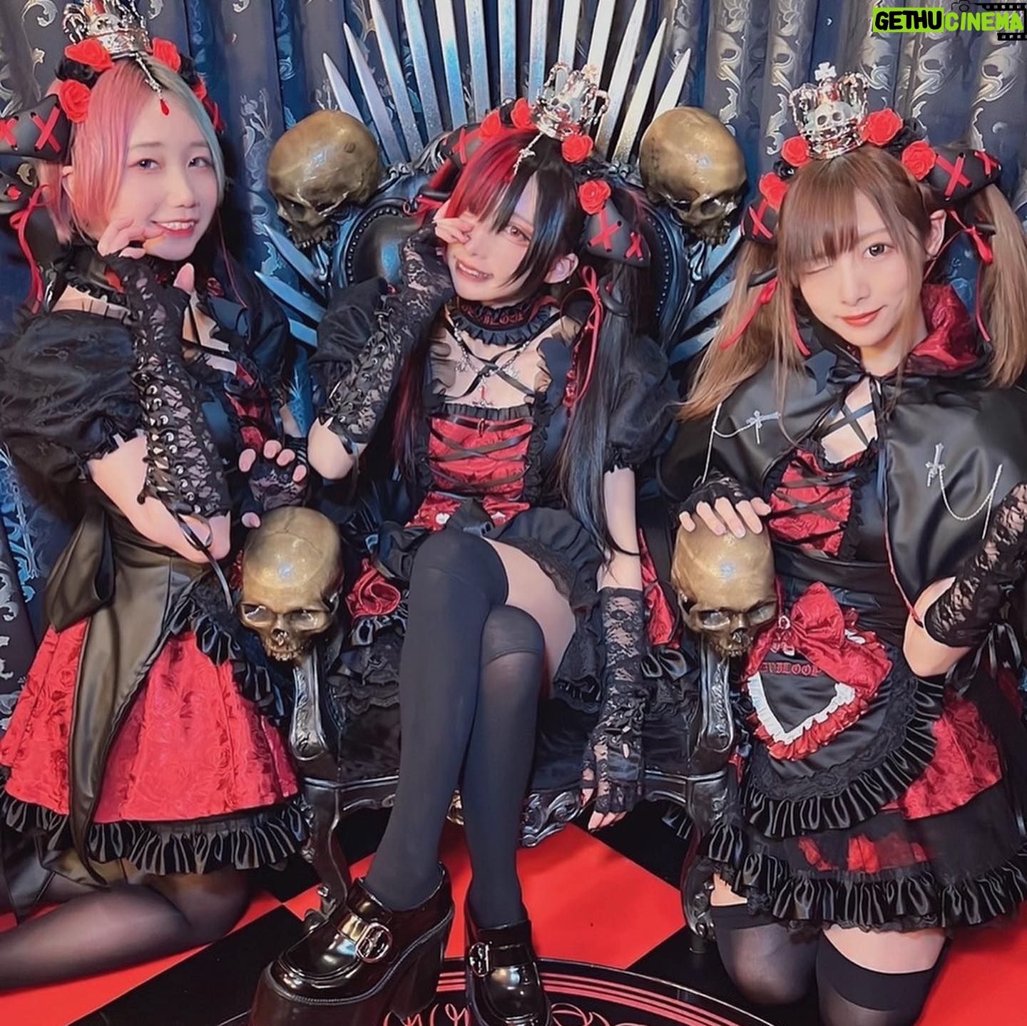 Misako Suzuki - 1.6K Likes - オープンしたての悪魔カフェ「でびるーぷ」さんのレセプションへ、みゆちぃと先日おじゃましたときのお写🌹
このマジ魔界なお店のプロデュースをされたぴかりん様にもお久しぶりに会えて、めちゃ嬉しいでした…!🌹
#でびるーぷ #秋葉原 #コンカフェ #ぴ様