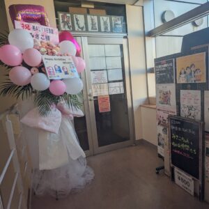 Misako Suzuki Instagram - #鈴姫みさこ生誕2023 
『みさこちゃんとゆかいな仲間たち〜みさたん2023』

お写真と共に諸々📷

▽Setlist▽

1.熱いハートがそうさせないよ
2.ドレミファだいじょーぶ
3.笛吹き花ちゃん

〜みさこの半生振り返りコーナー〜

4.Reborn
5.想い出サンセッタ
6.フロントメモリー(協力型)

7.IGGY POP FAN CLUB
8.ハッピーバースデーソング
9.スピードリオン

en1. メリーゴーランド

バンもん！47都道府県でみんなの“生まれた場所”や“育った場所”に行く度に大きくなった、甘いのも苦いのもあらゆる想いが染み込んだ誰かの“地元”という土地に、新しくキラキラをまぶして素敵な想い出のある場所にしたいというお気持ち。

そこから改めて、私も自分自身の“地元”で、人生で初めて立ったライブハウスのステージに新しいキラキラの想い出を残したく、今回の生誕イベントの場所には柏ALIVEさんを選ばせていただいたのでした！

タイミングもあったけどねー！

巡り巡って出会えた、今ありのまま私のことを好きでいてくれる私の愛する人たちと、

かつて引っ込み思案で写真に写るのがすごく苦手だった私のことも笑って見てもらいながら、一緒に音楽ができて本当に嬉しかったです。

いい写真多すぎるので続く。

Photo : @nxkxmx_pt

#みさたん2023 #みさこ生誕2023