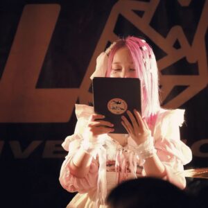 Misako Suzuki Instagram - #鈴姫みさこ生誕2023 
『みさこちゃんとゆかいな仲間たち〜みさたん2023』

お写真と共に諸々📷

▽Setlist▽

1.熱いハートがそうさせないよ
2.ドレミファだいじょーぶ
3.笛吹き花ちゃん

〜みさこの半生振り返りコーナー〜

4.Reborn
5.想い出サンセッタ
6.フロントメモリー(協力型)

7.IGGY POP FAN CLUB
8.ハッピーバースデーソング
9.スピードリオン

en1. メリーゴーランド

バンもん！47都道府県でみんなの“生まれた場所”や“育った場所”に行く度に大きくなった、甘いのも苦いのもあらゆる想いが染み込んだ誰かの“地元”という土地に、新しくキラキラをまぶして素敵な想い出のある場所にしたいというお気持ち。

そこから改めて、私も自分自身の“地元”で、人生で初めて立ったライブハウスのステージに新しいキラキラの想い出を残したく、今回の生誕イベントの場所には柏ALIVEさんを選ばせていただいたのでした！

タイミングもあったけどねー！

巡り巡って出会えた、今ありのまま私のことを好きでいてくれる私の愛する人たちと、

かつて引っ込み思案で写真に写るのがすごく苦手だった私のことも笑って見てもらいながら、一緒に音楽ができて本当に嬉しかったです。

いい写真多すぎるので続く。

Photo : @nxkxmx_pt

#みさたん2023 #みさこ生誕2023