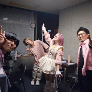 Misako Suzuki Instagram - #鈴姫みさこ生誕2023 
『みさこちゃんとゆかいな仲間たち〜みさたん2023』

お写真と共に諸々📷

▽Setlist▽

1.熱いハートがそうさせないよ
2.ドレミファだいじょーぶ
3.笛吹き花ちゃん

〜みさこの半生振り返りコーナー〜

4.Reborn
5.想い出サンセッタ
6.フロントメモリー(協力型)

7.IGGY POP FAN CLUB
8.ハッピーバースデーソング
9.スピードリオン

en1. メリーゴーランド

バンもん！47都道府県でみんなの“生まれた場所”や“育った場所”に行く度に大きくなった、甘いのも苦いのもあらゆる想いが染み込んだ誰かの“地元”という土地に、新しくキラキラをまぶして素敵な想い出のある場所にしたいというお気持ち。

そこから改めて、私も自分自身の“地元”で、人生で初めて立ったライブハウスのステージに新しいキラキラの想い出を残したく、今回の生誕イベントの場所には柏ALIVEさんを選ばせていただいたのでした！

タイミングもあったけどねー！

巡り巡って出会えた、今ありのまま私のことを好きでいてくれる私の愛する人たちと、

かつて引っ込み思案で写真に写るのがすごく苦手だった私のことも笑って見てもらいながら、一緒に音楽ができて本当に嬉しかったです。

いい写真多すぎるので続く。

Photo : @nxkxmx_pt

#みさたん2023 #みさこ生誕2023