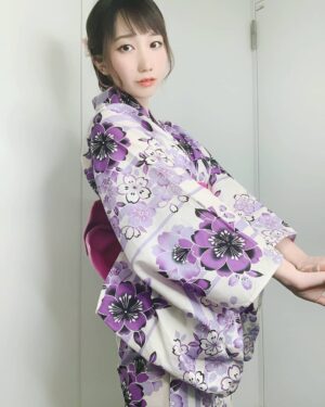 Misako Suzuki Instagram - 思春期という思春期を、男子生徒という男子生徒に恐らく一番には「気持ち悪いから」という理由で一切コミュニケーションをとっていただかずに過ごしてきた私ですが、なぜだか人気商売というのをやらせてもらっています。未だ容姿に恵まれているとも、空気が読めるようになったとも全く思わない私が、今では正々堂々顔を出し、時に身体も出し、こうやって誰かの前に出ていくのは、こんな人間でも性別も関わりなく愛されることがあるっていう絶対的な証拠になるから！自信を持ってとまでは言わない、でもちょっとの勇気を出して生きることを選択してくれたら欲しい。いつかあなた自身では信じられなくてもあなたをかわいいと言ってくれる人がいたりする、あなたの思う特別なかわいいを理解してくれる人がいたりする、あなたがやってる表現のファンになってくれる人がいたりする。今悩んでる人は、もしかしたら住んでる場所がいい意味で井の中なのかも知れない。世界はとんでもなく広いから安心して。そして私にいつも元気をありがとう😘