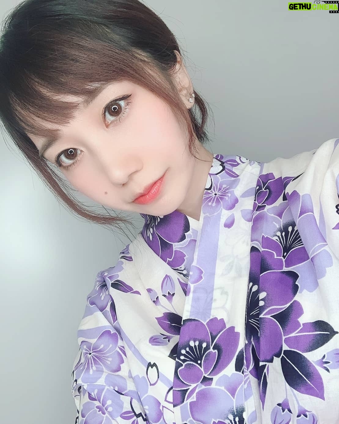 Misako Suzuki - 2.1K Likes - 思春期という思春期を、男子生徒という男子生徒に恐らく一番には「気持ち悪いから」という理由で一切コミュニケーションをとっていただかずに過ごしてきた私ですが、なぜだか人気商売というのをやらせてもらっています。未だ容姿に恵まれているとも、空気が読めるようになったとも全く思わない私が、今では正々堂々顔を出し、時に身体も出し、こうやって誰かの前に出ていくのは、こんな人間でも性別も関わりなく愛されることがあるっていう絶対的な証拠になるから!自信を持ってとまでは言わない、でもちょっとの勇気を出して生きることを選択してくれたら欲しい。いつかあなた自身では信じられなくてもあなたをかわいいと言ってくれる人がいたりする、あなたの思う特別なかわいいを理解してくれる人がいたりする、あなたがやってる表現のファンになってくれる人がいたりする。今悩んでる人は、もしかしたら住んでる場所がいい意味で井の中なのかも知れない。世界はとんでもなく広いから安心して。そして私にいつも元気をありがとう😘