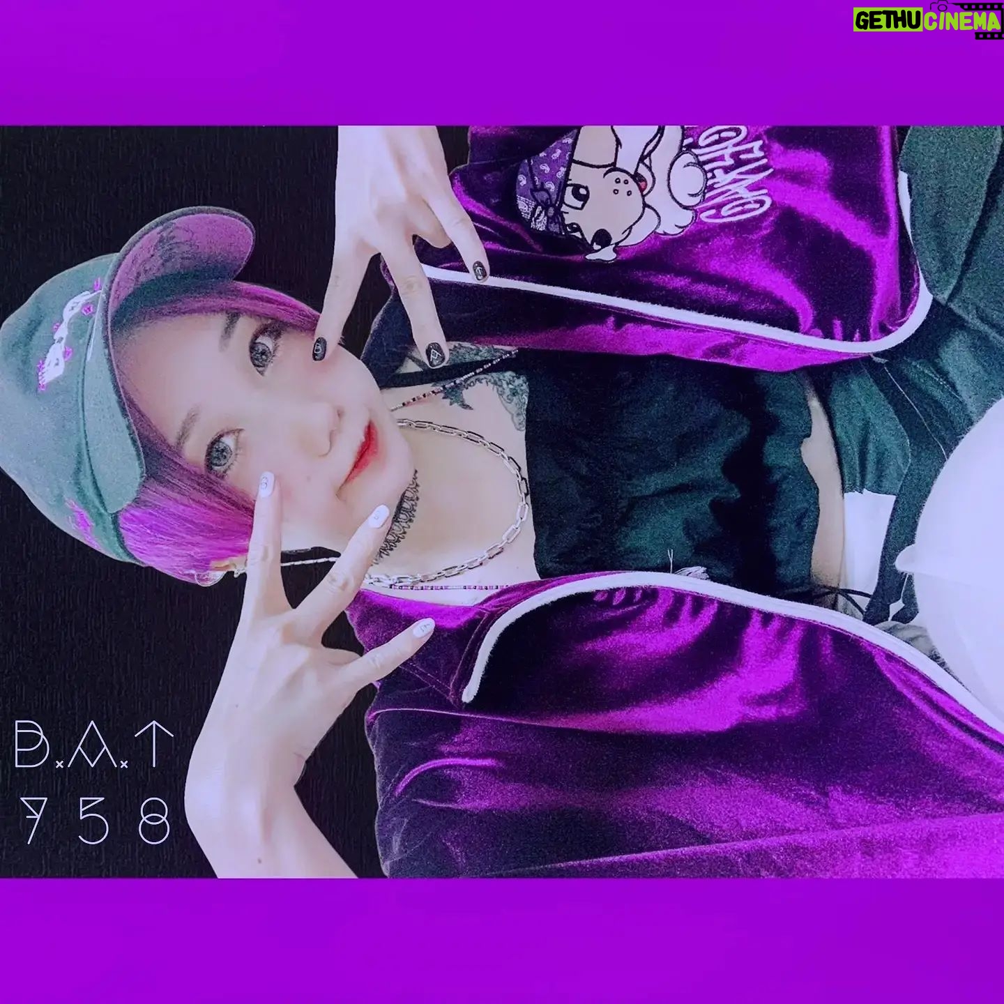 Misako Suzuki - 1.5K Likes - ⛩ Bad Ass Templeのオタクちゃん ⛩
ナゴヤハンドサインで“BAT”と“758”になるネイルはいつもお世話になっておるミーツェネイルさん💅✨レースチョーカーと白黒鯱鉾のジャグアアートは深夜美容室TAMAさんにて🏯✨マスクストラップはお手製〜〜😷✨
今月はライブにステにラジオにと供給が多くて大いに活力をいただいたし、日々色んな感情をもらい人前に立つことへの学びもあり大変感謝しております…
ヒプステ–track.3-のとき事務所とかスナックしろくまの大画面でずっと配信公演流してたら数人が荒牧さんのファンになっていったり、今回のステライはワクチンの副反応でのたうち回ってる間のBGM(バックグラウンドムービー)にさせてもらったりと、より楽しく生きさせてもらえてありがたや🌈
#badasstemple #ヒプノシスマイク