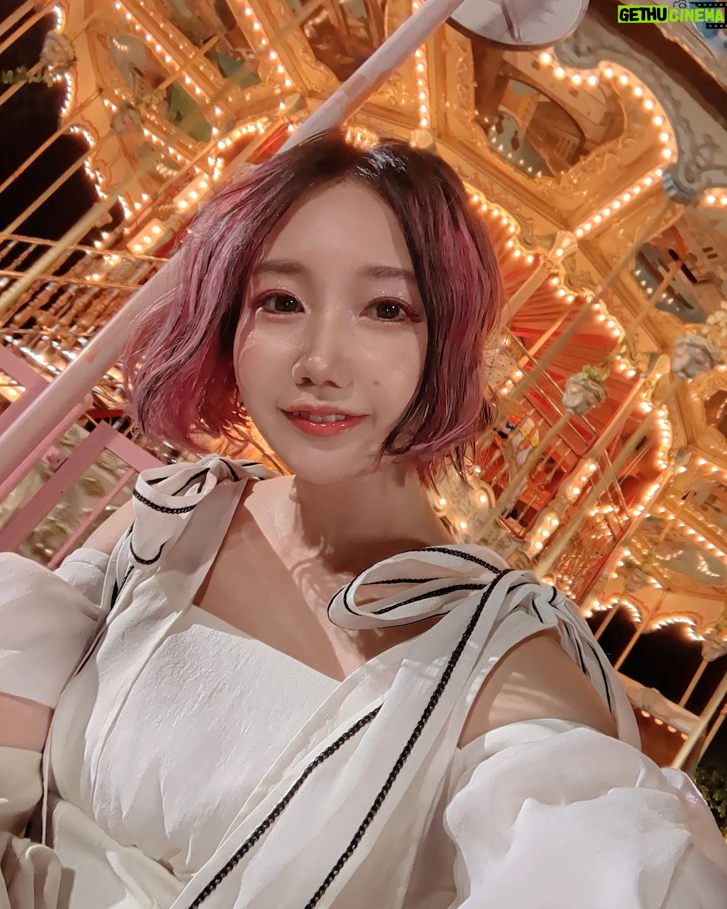 Misako Suzuki - 1.3K Likes - 昨日?一昨日?夜の遊園地で神聖かまってちゃんの新しいMVを撮ってもらったよー!🎠🎡
ちゃんとインスタグラムも更新したいのに、ぬぁーんでか難しいのよなああ…🎠🎡
そしてゆうくんが本メンバーにやっと就任しました…!!パチパチ 🎠🎡
#渋川スカイランドパーク #神聖かまってちゃん