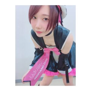Misako Suzuki Instagram - ボディがら空き系のバンもん！新ライブ衣装🎀

M企画さんのお服が、以前から素敵だなあと思ってました。媚びとか大衆向けとは正反対にあるような、己の中の強過ぎる“かわいい”と“せくしー”を表すようなこだわりを感じていたからでした🎀

ものすごく親身にメンバーにもヒアリングしてもらいながら、めっちゃかわいいお衣装を作ってくださって本当に感謝…何よりM企画さんがチャレンジする気持ちも一緒に持ってくれているような気がしたのが、とても嬉しかったです🎀

私たちに関わってくれる人は、メンバーはもちろんチームの全ての方、スタッフさんやもんスター全員にとっても、“自分にとってのバンもん！”であれたら嬉しいなと思ってます🎀

前回に引き続き文が長い🎀