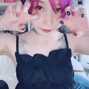 Misako Suzuki Instagram - ⛩ Bad Ass Templeのオタクちゃん ⛩

ナゴヤハンドサインで“BAT”と“758”になるネイルはいつもお世話になっておるミーツェネイルさん💅✨レースチョーカーと白黒鯱鉾のジャグアアートは深夜美容室TAMAさんにて🏯✨マスクストラップはお手製〜〜😷✨

今月はライブにステにラジオにと供給が多くて大いに活力をいただいたし、日々色んな感情をもらい人前に立つことへの学びもあり大変感謝しております…

ヒプステ–track.3-のとき事務所とかスナックしろくまの大画面でずっと配信公演流してたら数人が荒牧さんのファンになっていったり、今回のステライはワクチンの副反応でのたうち回ってる間のBGM(バックグラウンドムービー)にさせてもらったりと、より楽しく生きさせてもらえてありがたや🌈

#badasstemple #ヒプノシスマイク