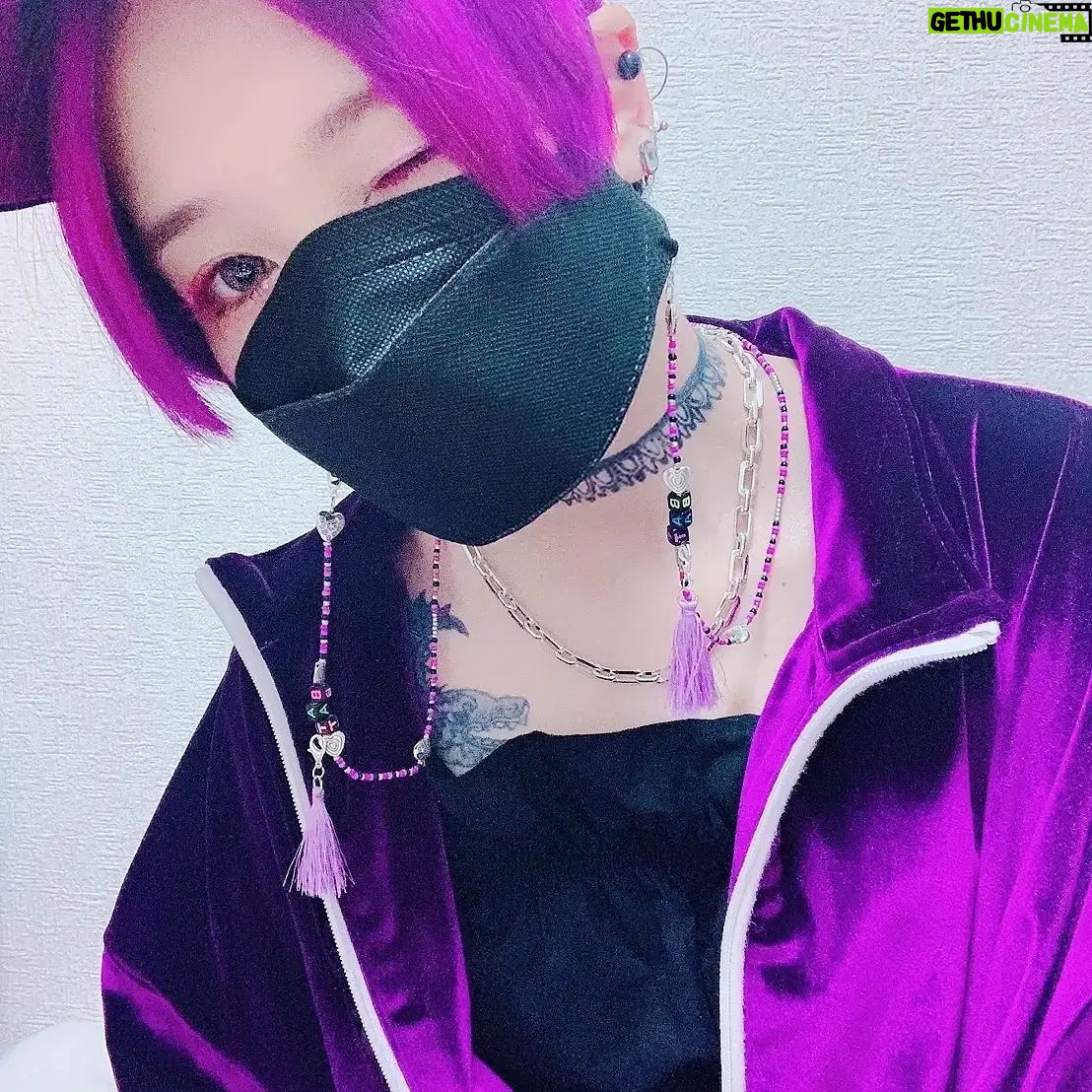Misako Suzuki - 1.5K Likes - ⛩ Bad Ass Templeのオタクちゃん ⛩
ナゴヤハンドサインで“BAT”と“758”になるネイルはいつもお世話になっておるミーツェネイルさん💅✨レースチョーカーと白黒鯱鉾のジャグアアートは深夜美容室TAMAさんにて🏯✨マスクストラップはお手製〜〜😷✨
今月はライブにステにラジオにと供給が多くて大いに活力をいただいたし、日々色んな感情をもらい人前に立つことへの学びもあり大変感謝しております…
ヒプステ–track.3-のとき事務所とかスナックしろくまの大画面でずっと配信公演流してたら数人が荒牧さんのファンになっていったり、今回のステライはワクチンの副反応でのたうち回ってる間のBGM(バックグラウンドムービー)にさせてもらったりと、より楽しく生きさせてもらえてありがたや🌈
#badasstemple #ヒプノシスマイク
